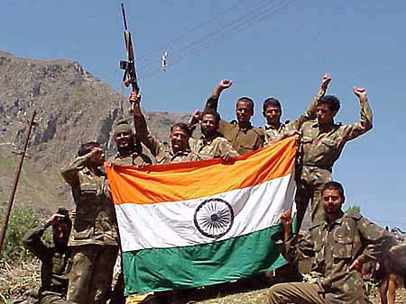 KAS05:KASHMIR:MUSHKOH,INDIA,9JUL99 - Indian soldiers pose with their national tri-colour after they captured post number 4825 in Mushkoh July 9. India's army said that it had made substantial advances against infiltrators on its side of the military control line in the Kashmiri mountains, but intense fighting was still going on. The death toll in the battle on both sides had risen to nearly 1,000 since India launched its biggest offensive in Kashmir two months ago. (INDIA OUT NO ARCHIVE NO RESALES) kk/DIGITAL/Photo/Str REUTERS